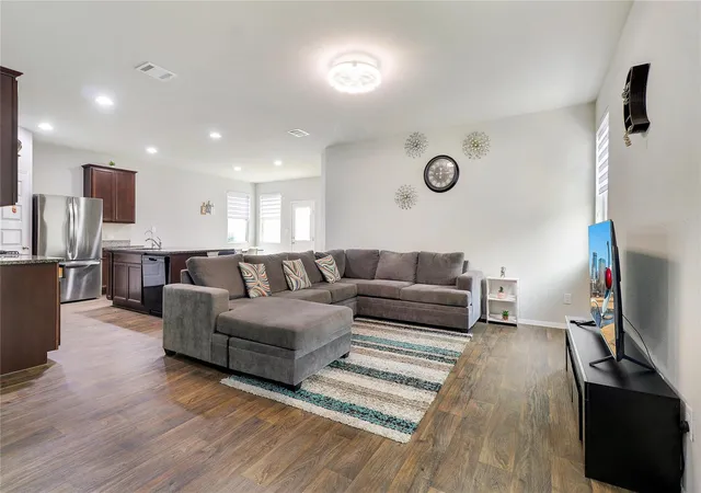 Photo 3 of Single family home for sale at 33 Bent Trl Ln, Georgetown, TX 78628 | MLS# 6198219 | Listing updated on 2026-10-25
