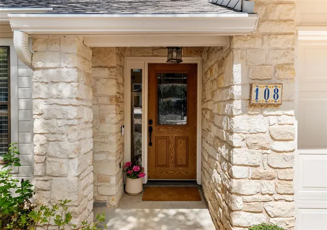 Photo 4 of Single family home for sale at 108 W Spring Dr, West Lake Hills, TX 78746 | MLS# 3571001 | Listing updated on 2026-09-21