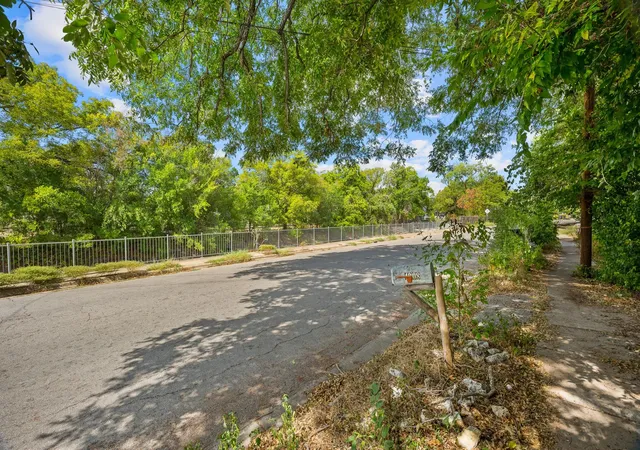 Photo 4 of Single family home for sale at 4908 Sara Dr, Austin, TX 78721 | MLS# 6117038 | Listing updated on 2026-10-05