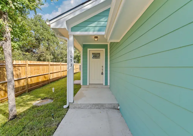 Photo 3 of Single family home for sale at 1653 Navajo Trl, Kingsland, TX 78639 | MLS# 9279382 | Listing updated on 2026-09-30