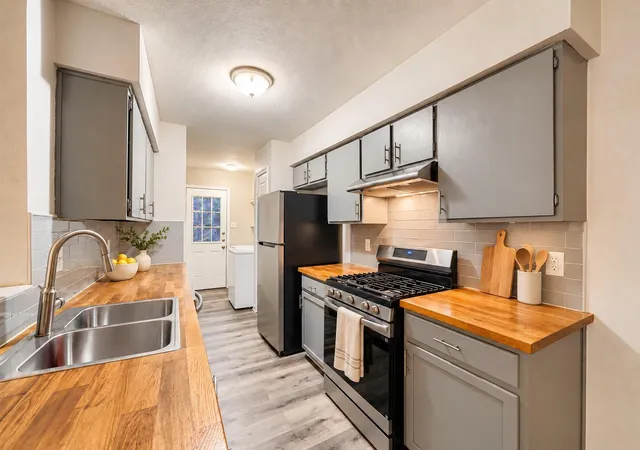 Listing Photo 4 - Condo for sale in building located at 414 Cypress Ln, Round Rock, TX 78664