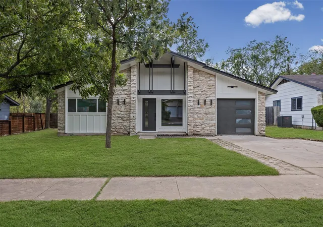 Photo 1 of Single family home for sale at 811 Glen Oak Dr, Austin, TX 78745 | MLS# 2825538 | Listing updated on 2026-10-08