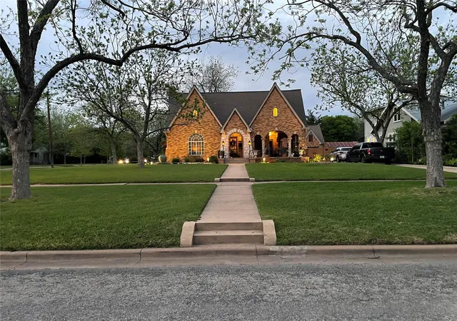 Photo 3 of Single family home for sale at 710 W 11th Street, Taylor, TX 76574 | MLS# 2394832 | Listing updated on 2026-10-04