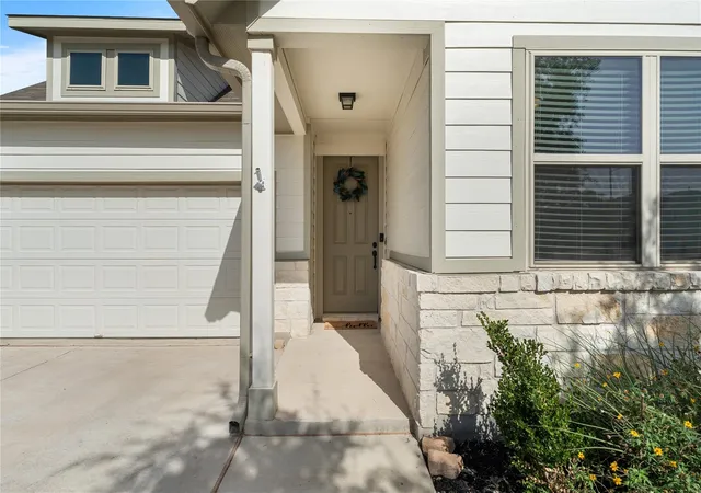 Photo 3 of Single family home for sale at 807 Gray Fox Loop, Hutto, TX 78634 | MLS# 6412588 | Listing updated on 2026-10-11