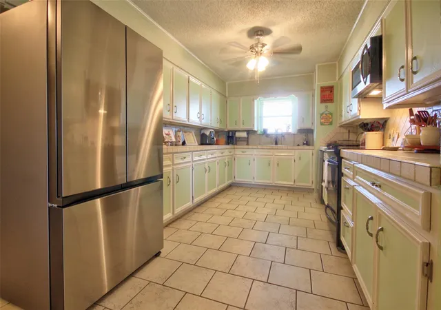 Photo 2 of Single family home for sale at 204 Sunset Dr, Llano, TX 78643 | MLS# 2692348 | Listing updated on 2026-09-22