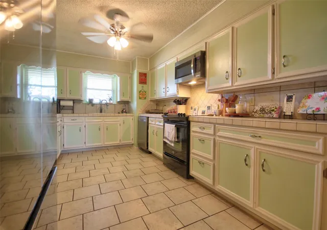 Photo 3 of Single family home for sale at 204 Sunset Dr, Llano, TX 78643 | MLS# 2692348 | Listing updated on 2026-09-22