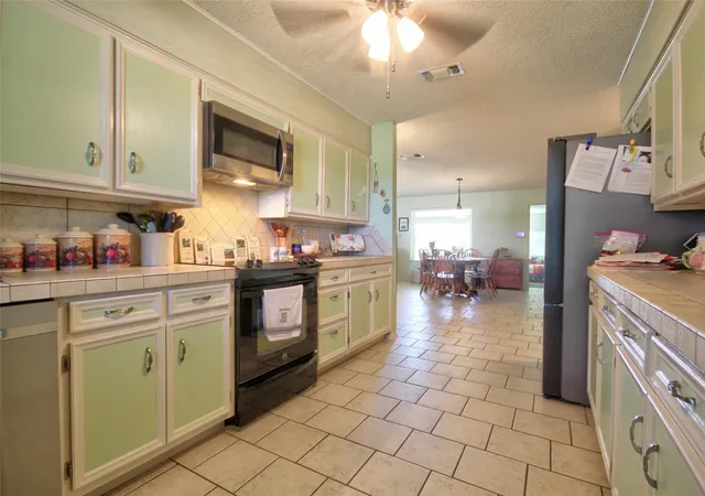 Photo 4 of Single family home for sale at 204 Sunset Dr, Llano, TX 78643 | MLS# 2692348 | Listing updated on 2026-09-22