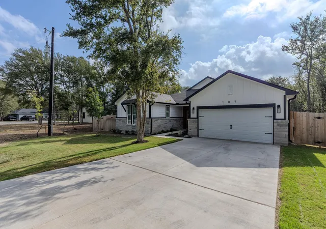Photo 2 of Single family home for sale at 107 Keawakapu Dr, Bastrop, TX 78602 | MLS# 5513080 | Listing updated on 2026-09-26