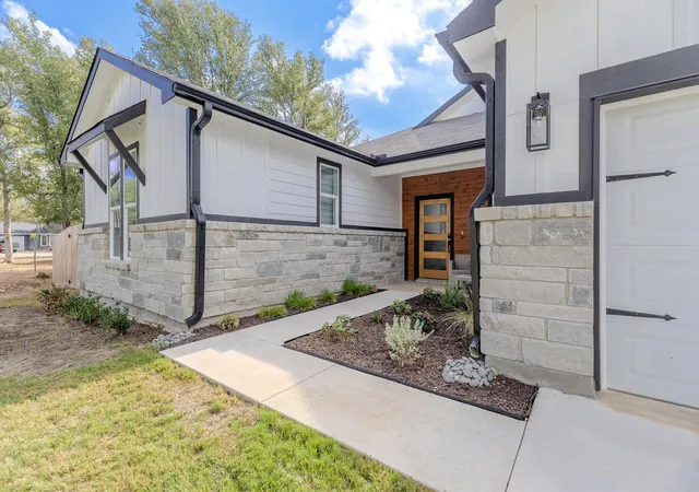 Photo 3 of Single family home for sale at 107 Keawakapu Dr, Bastrop, TX 78602 | MLS# 5513080 | Listing updated on 2026-09-26