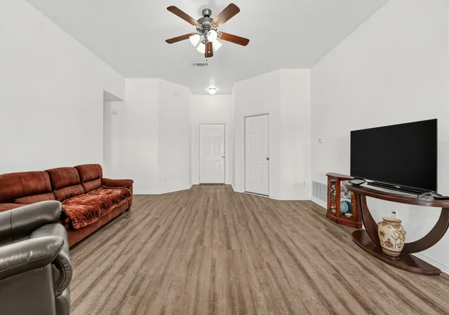Photo 4 of Sale Pending at 823 Ruby Ct, Jarrell, TX 76537 | MLS# 5194508 | Listing updated on 2026-10-06