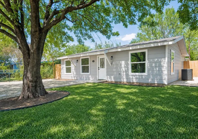 Photo 1 of Single family home for sale at 6706 Cruz St, Austin, TX 78741 | MLS# 8683378 | Listing updated on 2026-09-22