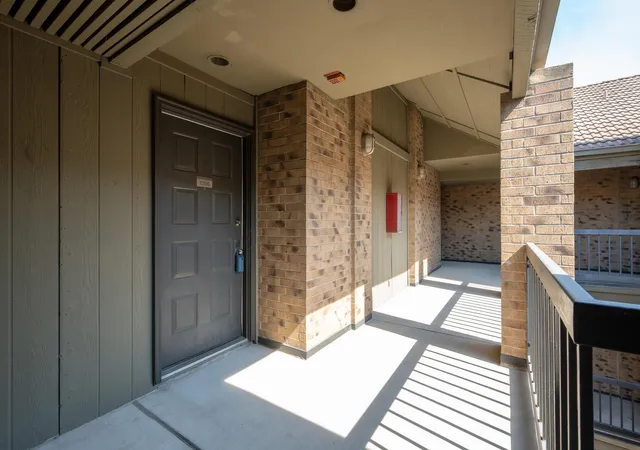 Listing Photo 2 - Condo for sale in building located at 8888 Tallwood Dr, Austin, TX 78759 - Unit #1306