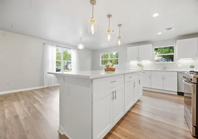 Photo 4 of Single family home for sale at 805 Haysel St, Bastrop, TX 78602 | MLS# 7145658 | Listing updated on 2026-10-07
