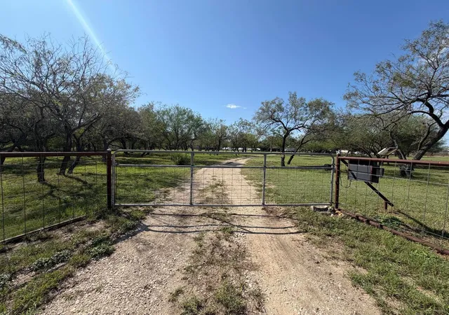 Photo 3 of Single family home for sale at 256 High Ridge Meadows Dr, Gonzales, TX 78629 | MLS# 6364249 | Listing updated on 2026-10-08