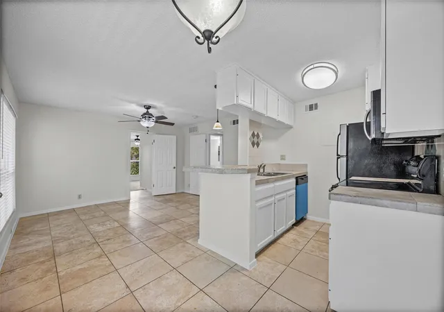 Listing Photo 5 - Condo for sale in building located at 2220 Leon St, Austin, TX 78705 - Unit #203