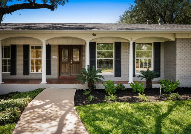 Photo 4 of Sale Pending at 3407 Mount Barker Dr, Austin, TX 78731 | MLS# 4481757 | Listing updated on 2026-10-11