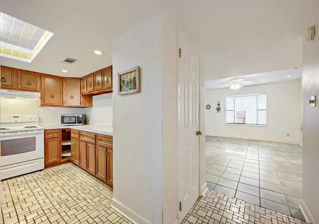 Listing Photo 4 - Condo for sale in building located at 20223 Travis Dr, Lago Vista, TX 78645 - Unit #4