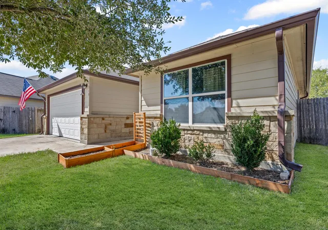 Photo 3 of Single family home for sale at 1315 Lantana Ct, Gonzales, TX 78629 | MLS# 6335698 | Listing updated on 2026-09-23