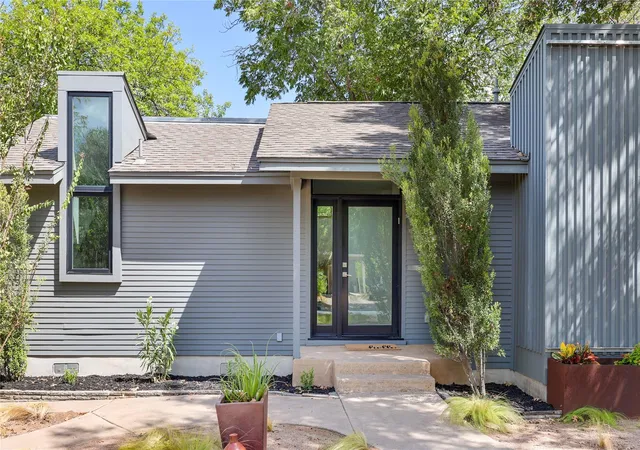 Photo 1 of Single family home for sale at 5717 Ave F, Austin, TX 78752 | MLS# 4075162 | Listing updated on 2026-10-08