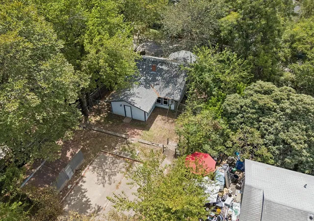 Photo 4 of Single family home for sale at 1204 Taylor St, Austin, TX 78702 | MLS# 9567772 | Listing updated on 2026-09-23