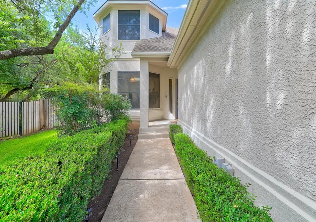 Photo 1 of Single family home for sale at 41 Muirfield Greens Ln, Lakeway, TX 78738 | MLS# 8070215 | Listing updated on 2026-09-23
