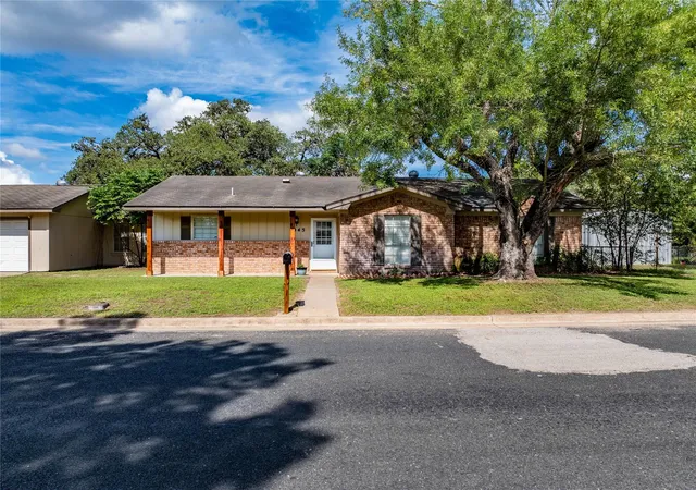 Photo 3 of Single family home for sale at 1070 N Franklin St, La Grange, TX 78945 | MLS# 9165608 | Listing updated on 2026-09-29