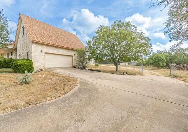 Photo 4 of Single family home for sale at 15 Tall Oaks Trl, Austin, TX 78737 | MLS# 5094565 | Listing updated on 2026-10-27