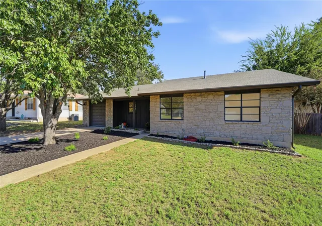 Photo 3 of Single family home for sale at 206 Glenmoor Dr, Fredericksburg, TX 78624 | MLS# 3291649 | Listing updated on 2026-10-08