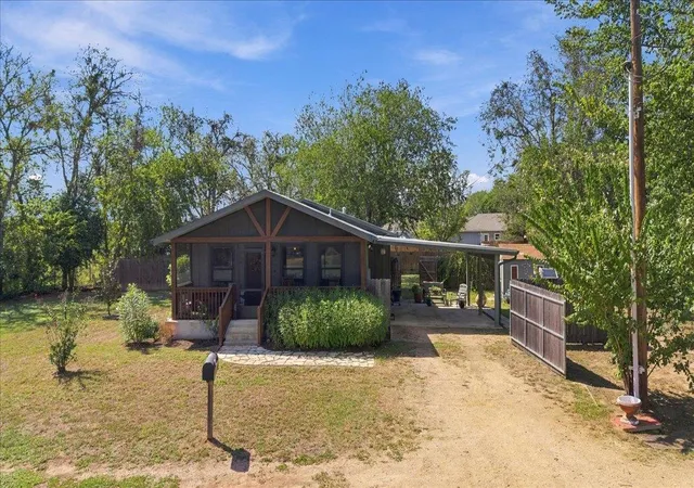 Photo 4 of Single family home for sale at 706 Jones St, Smithville, TX 78957 | MLS# 7512168 | Listing updated on 2026-09-23