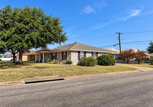 Photo 2 of Single family home for sale at 111 Larabie Cv, Giddings, TX 78942 | MLS# 4888922 | Listing updated on 2026-09-26