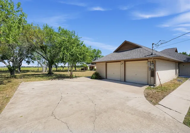 Photo 3 of Single family home for sale at 1419 W San Antonio St, Lockhart, TX 78644 | MLS# 5503727 | Listing updated on 2026-10-06