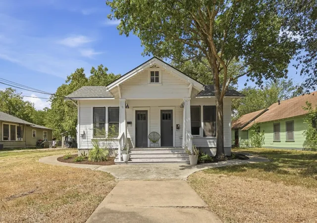 Photo 2 of Multi family home for sale at 919 W Prairie Lea St, Lockhart, TX 78644 | MLS# 9165823 | Listing updated on 2026-09-25