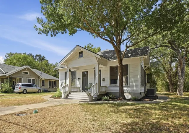 Listing Photo 4 - Condo for sale in building located at 919 W Prairie Lea St, Lockhart, TX 78644