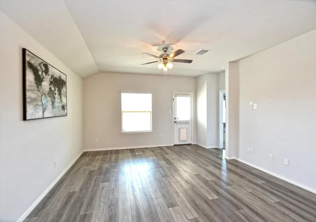 Photo 4 of Single family home for sale at 112 Taggart Trl, Jarrell, TX 76537 | MLS# 2483085 | Listing updated on 2026-09-25