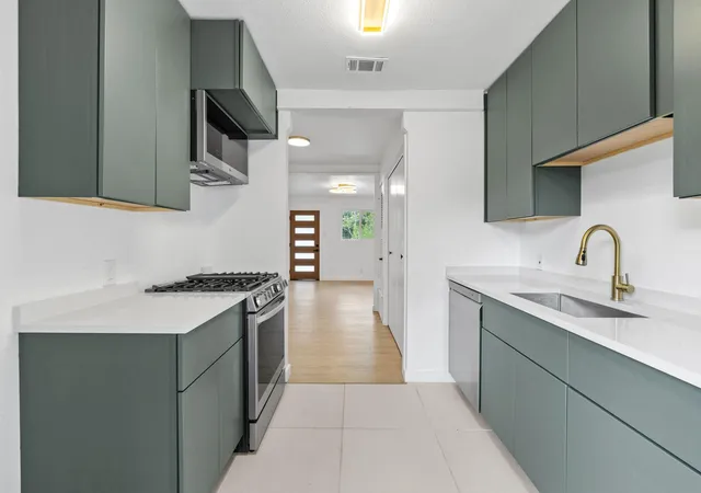 Listing Photo 5 - Condo for sale in building located at 4908 Hawk Cv, Austin, TX 78745