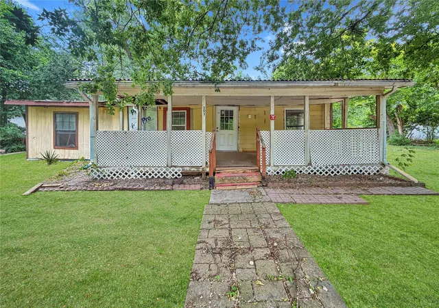 Single family home for sale at 303 N Lexington St, Holland, TX 76534 | MLS# 2071127