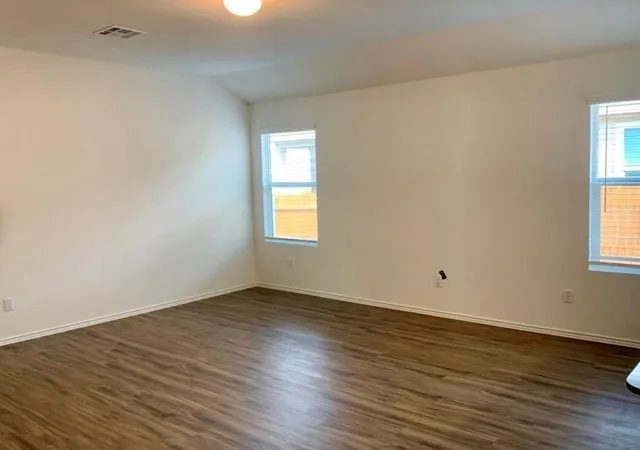Photo 4 of Single family home for sale at 105 Pottersville Ln, Jarrell, TX 76537 | MLS# 9483349 | Listing updated on 2026-09-30
