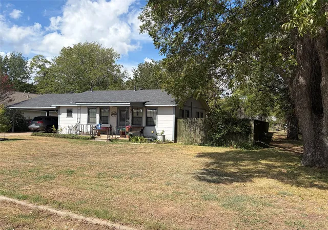 Single family home for sale at 307 Whitehead St, Smithville, TX 78957 | MLS# 8689372