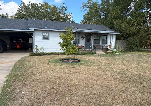 Photo 1 of Single family home for sale at 307 Whitehead St, Smithville, TX 78957 | MLS# 8689372 | Listing updated on 2026-10-01