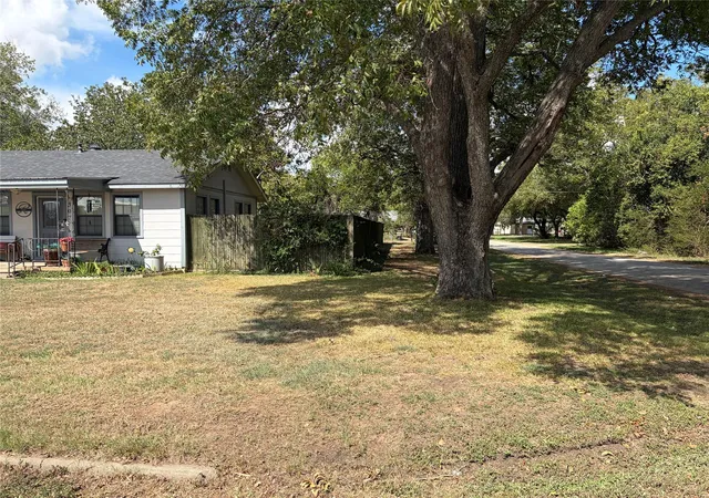 Photo 2 of Single family home for sale at 307 Whitehead St, Smithville, TX 78957 | MLS# 8689372 | Listing updated on 2026-10-01