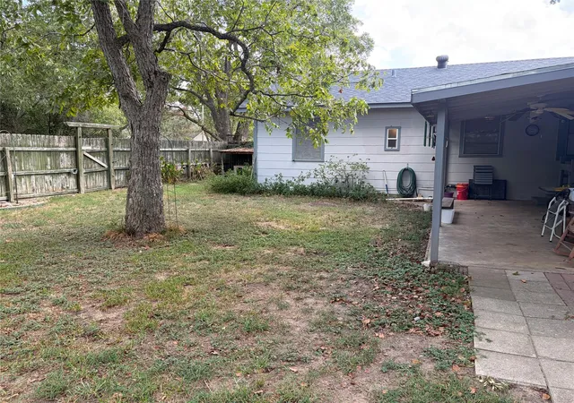 Photo 3 of Single family home for sale at 307 Whitehead St, Smithville, TX 78957 | MLS# 8689372 | Listing updated on 2026-10-01