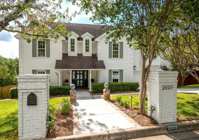 Photo 1 of Single family home for sale at 2009 Port Royal Dr, Austin, TX 78746 | MLS# 6919524 | Listing updated on 2026-10-01