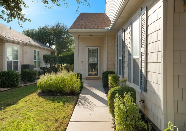 Photo 4 of Single family home for sale at 121 Dickens Cir, Georgetown, TX 78633 | MLS# 1733599 | Listing updated on 2026-10-08