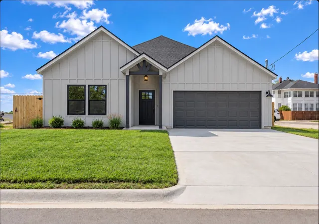 Photo 1 of Single family home for sale at 271 Manse Ave, Giddings, TX 78942 | MLS# 3985551 | Listing updated on 2026-09-29