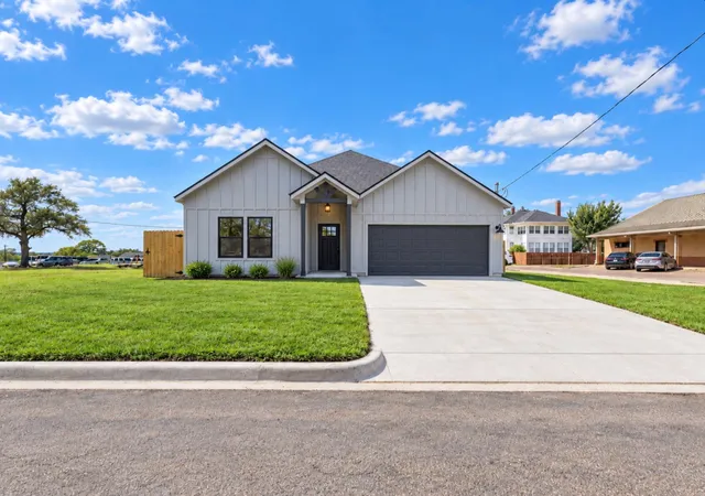 Photo 2 of Single family home for sale at 271 Manse Ave, Giddings, TX 78942 | MLS# 3985551 | Listing updated on 2026-09-29