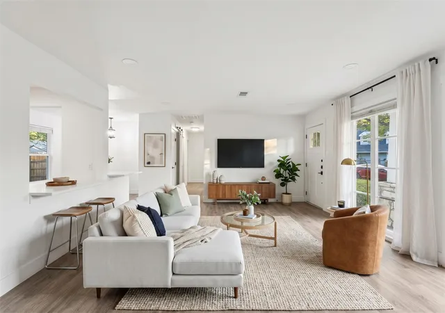 Photo 1 of Single family home for sale at 122 Havana St, Austin, TX 78704 | MLS# 6219006 | Listing updated on 2026-10-10