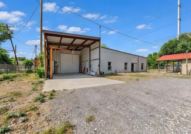 Photo 3 of Single family home for sale at 308 S Dalton St, Bartlett, TX 76511 | MLS# 5568709 | Listing updated on 2026-09-26