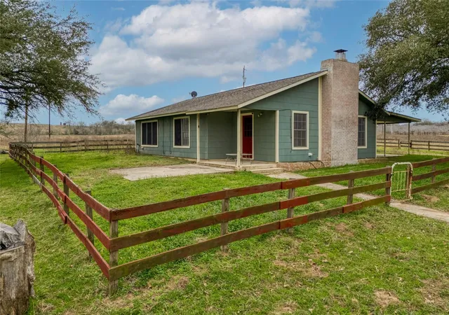 Photo 2 of Single family home for sale at 103 Robin Ln, Luling, TX 78648 | MLS# 3335001 | Listing updated on 2026-09-26