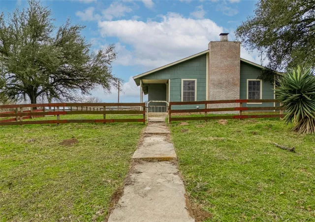 Photo 3 of Single family home for sale at 103 Robin Ln, Luling, TX 78648 | MLS# 3335001 | Listing updated on 2026-09-26