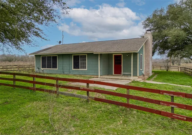 Photo 3 of Single family home for sale at 103 Robin Ln, Luling, TX 78648 | MLS# 3335001 | Listing updated on 2026-09-26